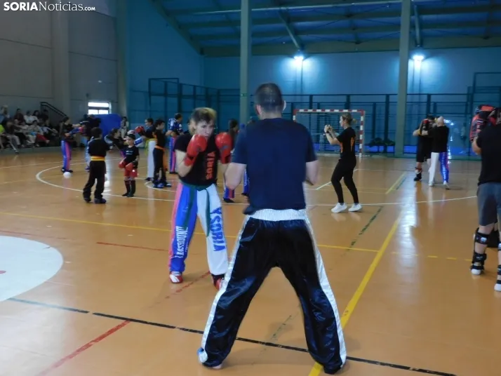 Fotos: Medio centenar de kickboxers demuestran sus dotes en el San Andr&eacute;s