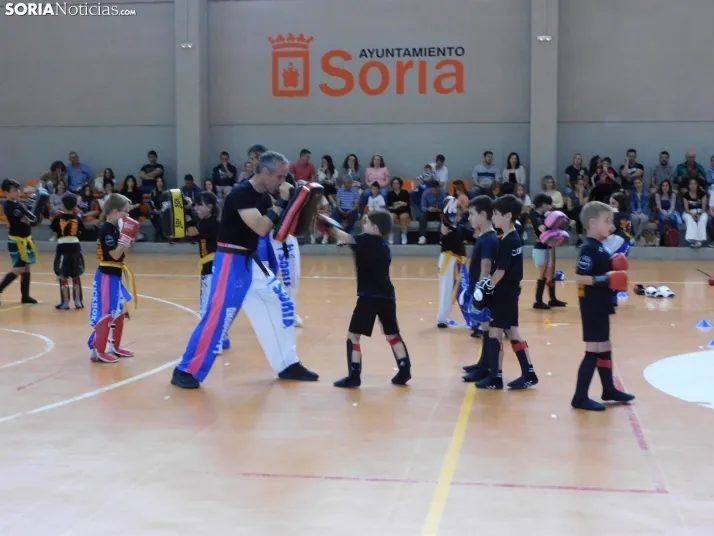 Fotos: Medio centenar de kickboxers demuestran sus dotes en el San Andr&eacute;s