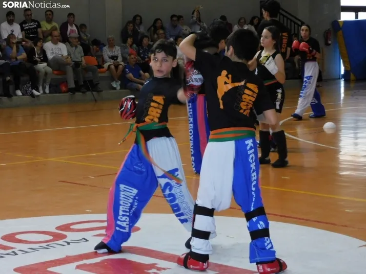 Fotos: Medio centenar de kickboxers demuestran sus dotes en el San Andr&eacute;s