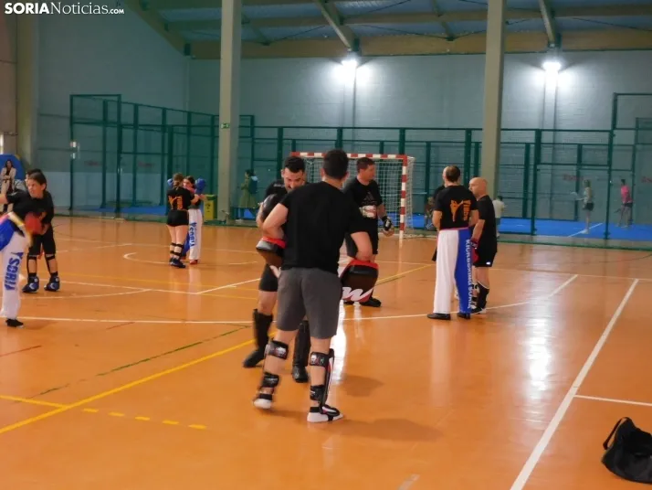 Fotos: Medio centenar de kickboxers demuestran sus dotes en el San Andr&eacute;s