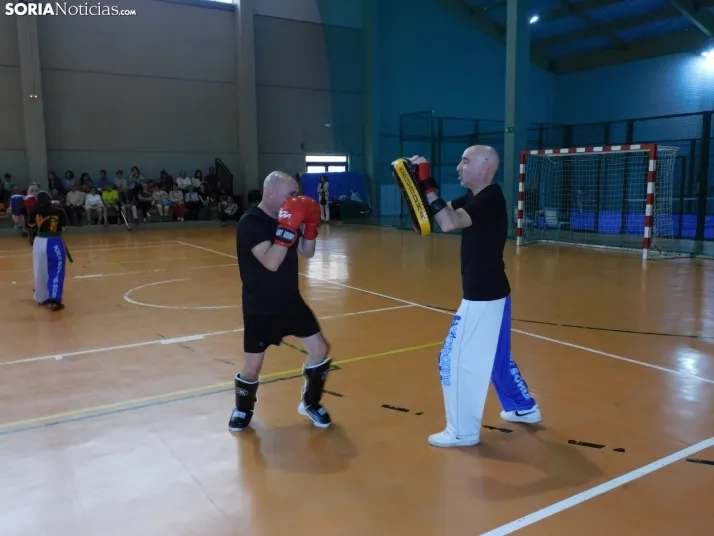 Fotos: Medio centenar de kickboxers demuestran sus dotes en el San Andr&eacute;s