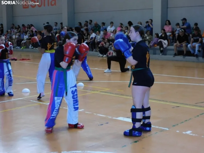 Fotos: Medio centenar de kickboxers demuestran sus dotes en el San Andr&eacute;s
