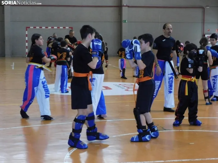 Fotos: Medio centenar de kickboxers demuestran sus dotes en el San Andr&eacute;s