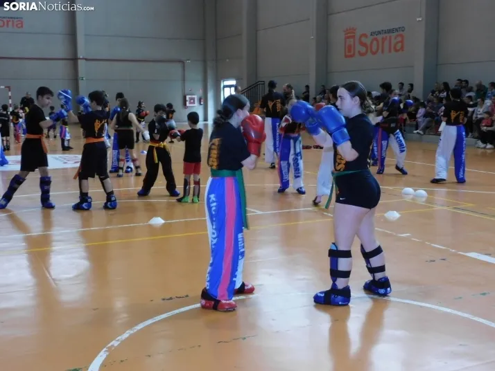 Fotos: Medio centenar de kickboxers demuestran sus dotes en el San Andr&eacute;s