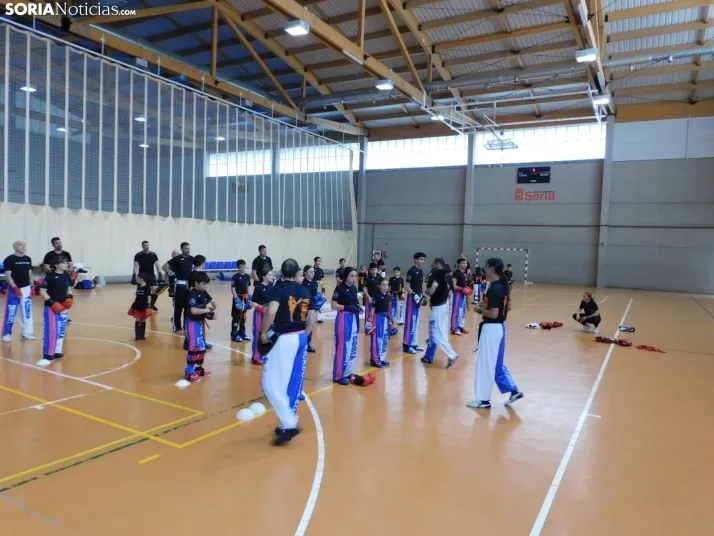 Fotos: Medio centenar de kickboxers demuestran sus dotes en el San Andr&eacute;s
