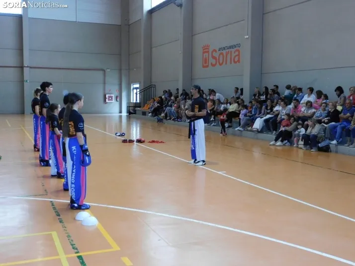 Fotos: Medio centenar de kickboxers demuestran sus dotes en el San Andr&eacute;s