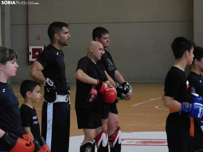 Fotos: Medio centenar de kickboxers demuestran sus dotes en el San Andr&eacute;s