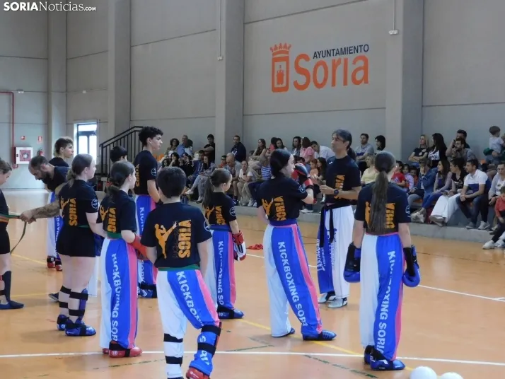 Fotos: Medio centenar de kickboxers demuestran sus dotes en el San Andr&eacute;s
