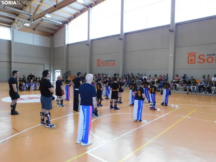 Fotos: Medio centenar de kickboxers demuestran sus dotes en el San Andr&eacute;s