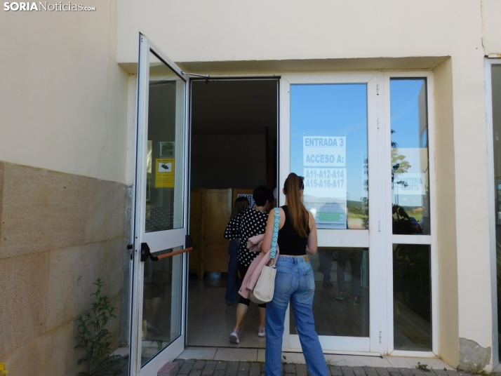 Cientos de aspirantes se examinan en Soria para optar a una plaza de Auxiliar Administrativo de la Junta de Ca