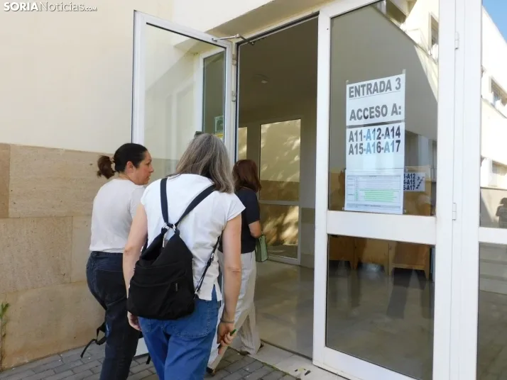 Cientos de aspirantes se examinan en Soria para optar a una plaza de Auxiliar Administrativo de la Junta de Ca