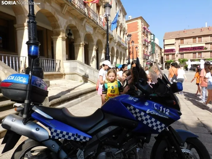 EN FOTOS | 350 ni&ntilde;os y ni&ntilde;as descubren los veh&iacute;culos de la Polic&iacute;a Local mientras 