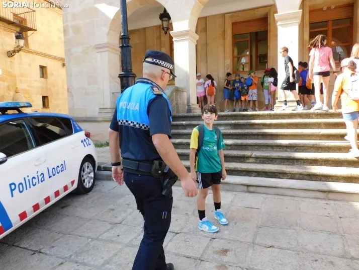 EN FOTOS | 350 ni&ntilde;os y ni&ntilde;as descubren los veh&iacute;culos de la Polic&iacute;a Local mientras 
