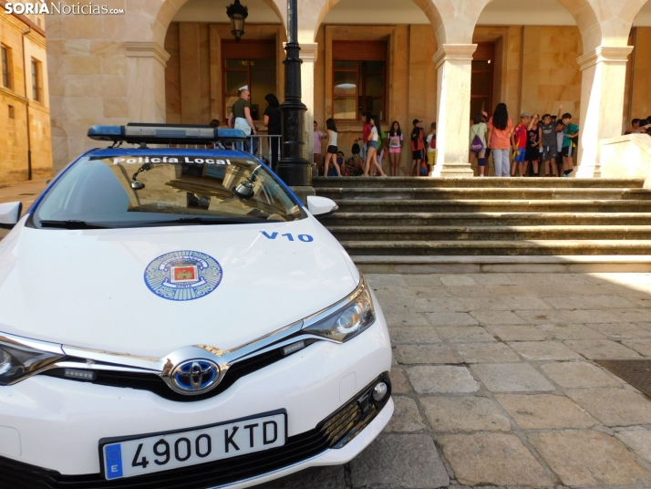 EN FOTOS | 350 ni&ntilde;os y ni&ntilde;as descubren los veh&iacute;culos de la Polic&iacute;a Local mientras 