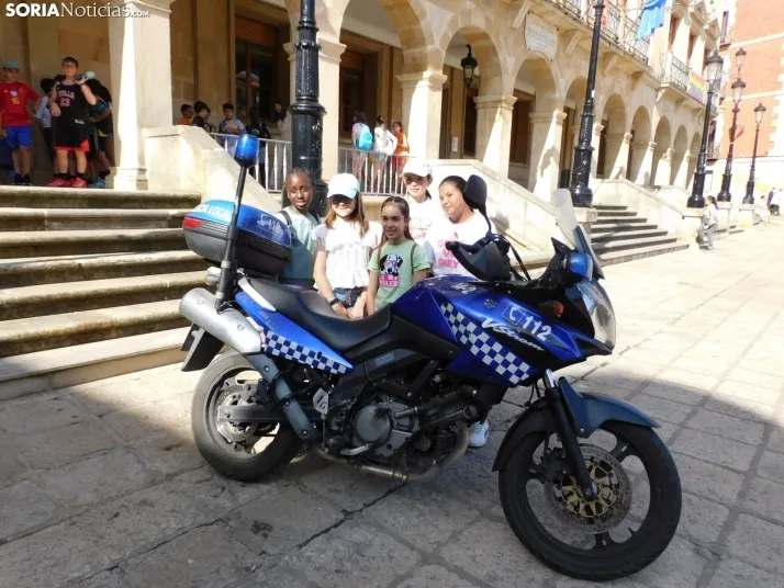 EN FOTOS | 350 ni&ntilde;os y ni&ntilde;as descubren los veh&iacute;culos de la Polic&iacute;a Local mientras 