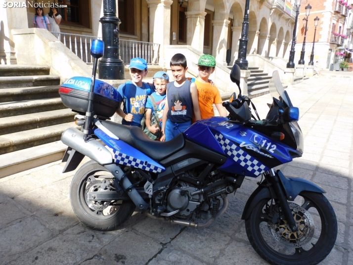 EN FOTOS | 350 ni&ntilde;os y ni&ntilde;as descubren los veh&iacute;culos de la Polic&iacute;a Local mientras 