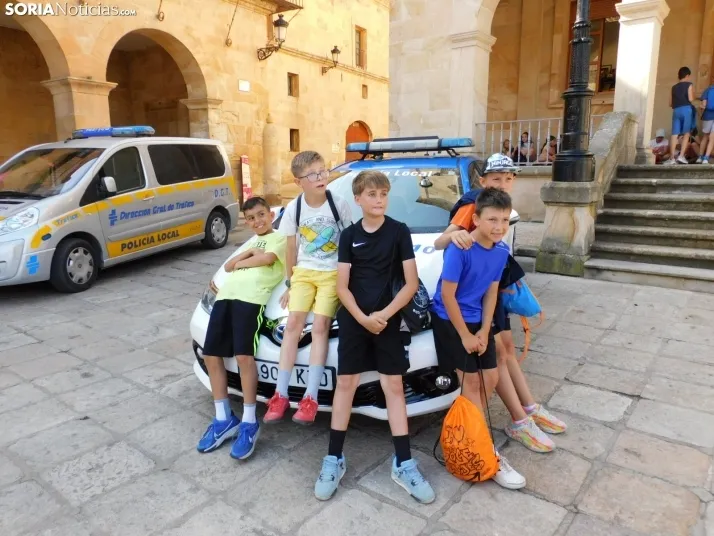 EN FOTOS | 350 ni&ntilde;os y ni&ntilde;as descubren los veh&iacute;culos de la Polic&iacute;a Local mientras 