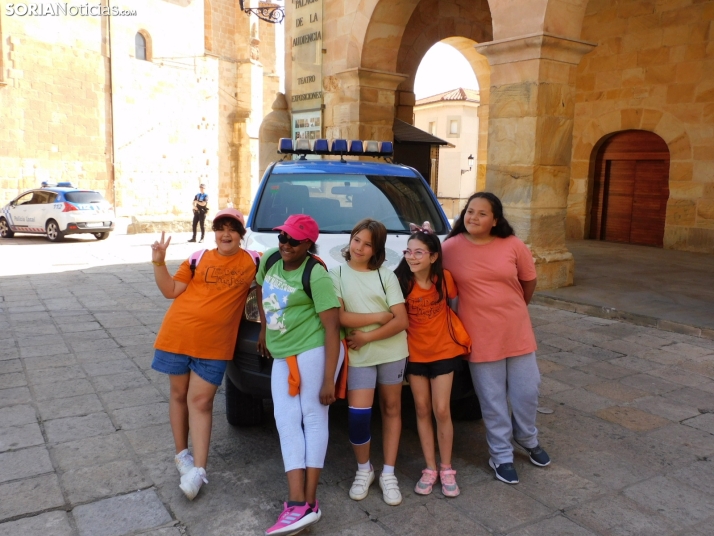 EN FOTOS | 350 ni&ntilde;os y ni&ntilde;as descubren los veh&iacute;culos de la Polic&iacute;a Local mientras 