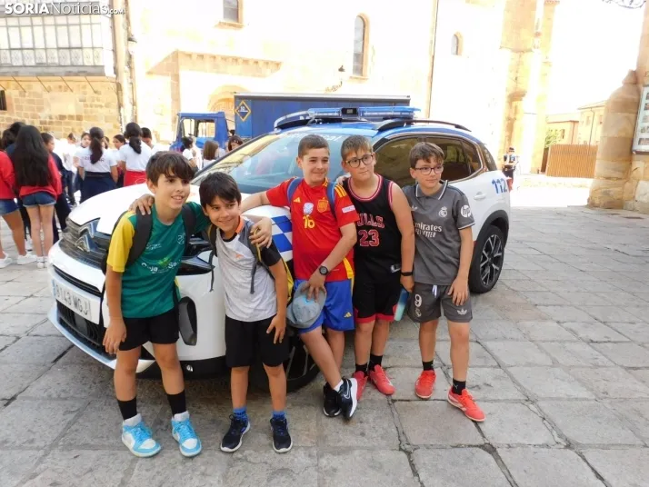 EN FOTOS | 350 ni&ntilde;os y ni&ntilde;as descubren los veh&iacute;culos de la Polic&iacute;a Local mientras 