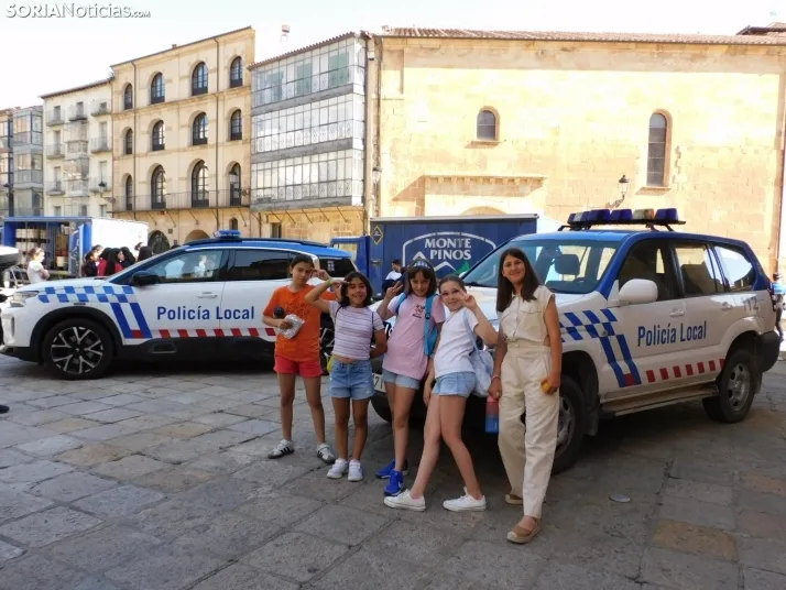 EN FOTOS | 350 ni&ntilde;os y ni&ntilde;as descubren los veh&iacute;culos de la Polic&iacute;a Local mientras 