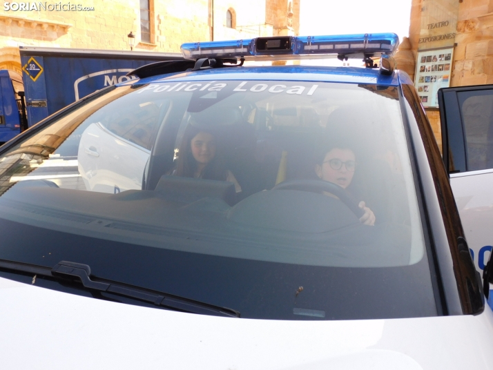 EN FOTOS | 350 ni&ntilde;os y ni&ntilde;as descubren los veh&iacute;culos de la Polic&iacute;a Local mientras 