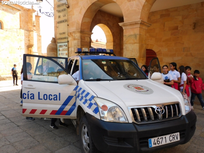 EN FOTOS | 350 ni&ntilde;os y ni&ntilde;as descubren los veh&iacute;culos de la Polic&iacute;a Local mientras 