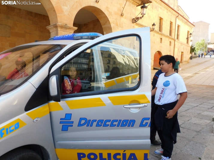 EN FOTOS | 350 ni&ntilde;os y ni&ntilde;as descubren los veh&iacute;culos de la Polic&iacute;a Local mientras 