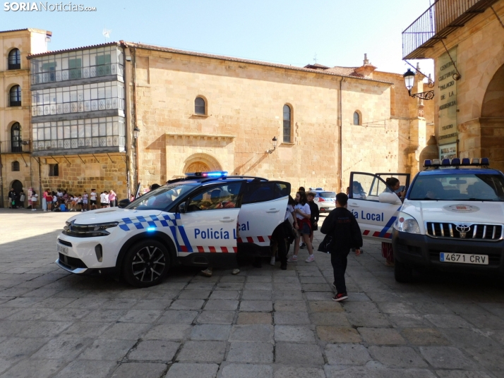 EN FOTOS | 350 ni&ntilde;os y ni&ntilde;as descubren los veh&iacute;culos de la Polic&iacute;a Local mientras 