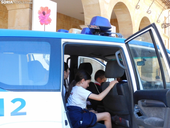 EN FOTOS | 350 ni&ntilde;os y ni&ntilde;as descubren los veh&iacute;culos de la Polic&iacute;a Local mientras 