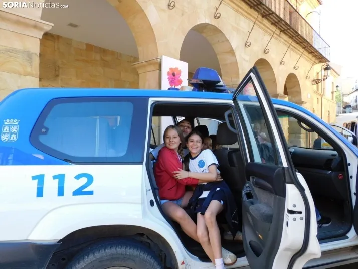 EN FOTOS | 350 ni&ntilde;os y ni&ntilde;as descubren los veh&iacute;culos de la Polic&iacute;a Local mientras 