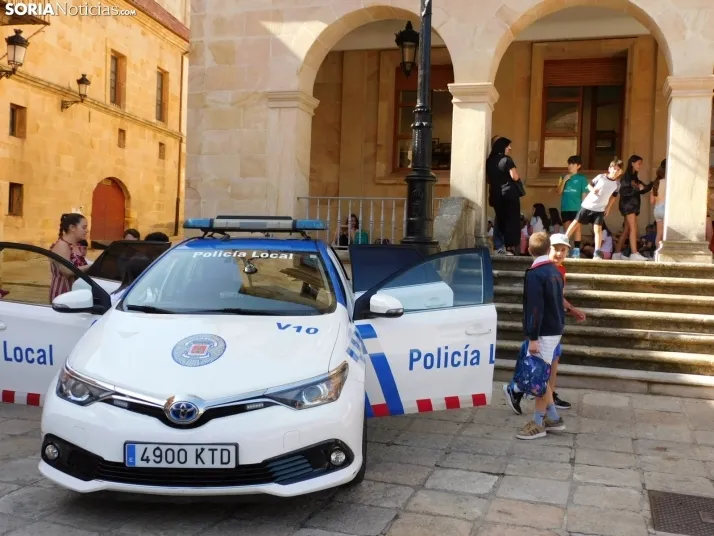 EN FOTOS | 350 ni&ntilde;os y ni&ntilde;as descubren los veh&iacute;culos de la Polic&iacute;a Local mientras 