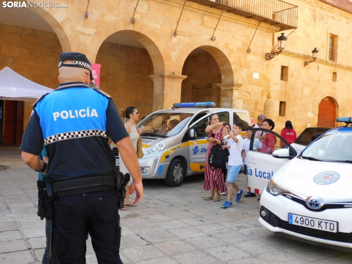 EN FOTOS | 350 ni&ntilde;os y ni&ntilde;as descubren los veh&iacute;culos de la Polic&iacute;a Local mientras 