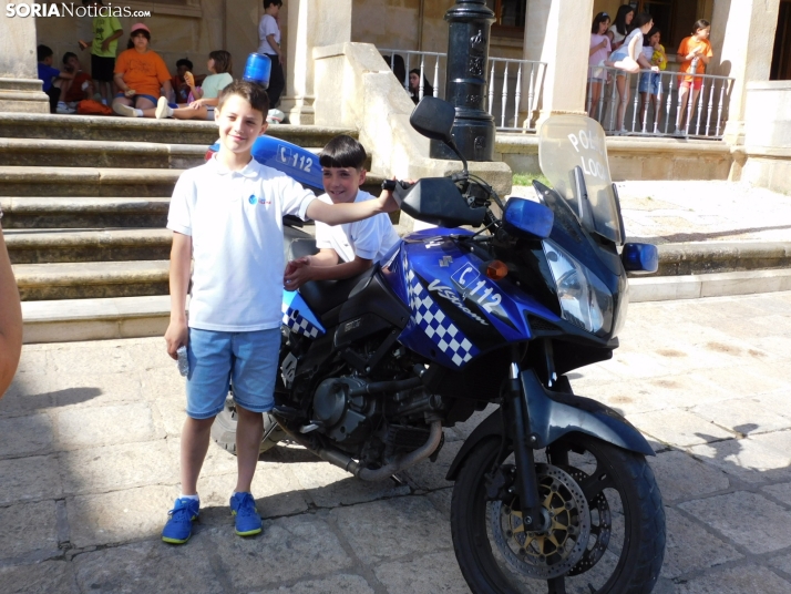 EN FOTOS | 350 ni&ntilde;os y ni&ntilde;as descubren los veh&iacute;culos de la Polic&iacute;a Local mientras 