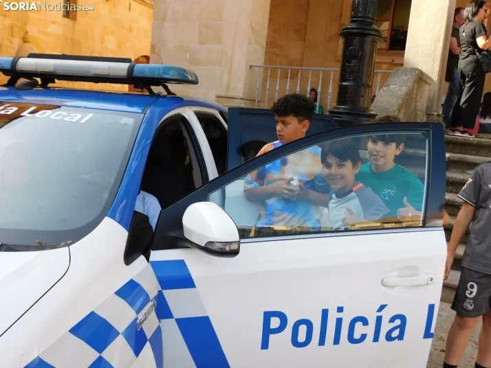 EN FOTOS | 350 ni&ntilde;os y ni&ntilde;as descubren los veh&iacute;culos de la Polic&iacute;a Local mientras 