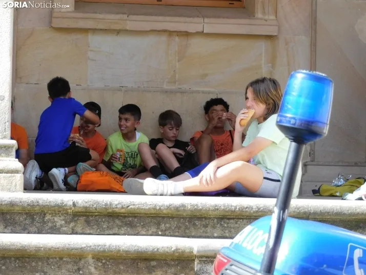 EN FOTOS | 350 ni&ntilde;os y ni&ntilde;as descubren los veh&iacute;culos de la Polic&iacute;a Local mientras 