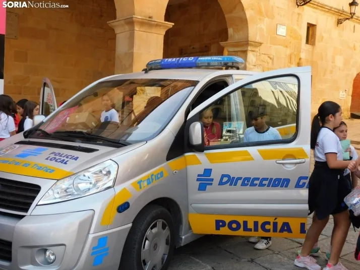 EN FOTOS | 350 ni&ntilde;os y ni&ntilde;as descubren los veh&iacute;culos de la Polic&iacute;a Local mientras 