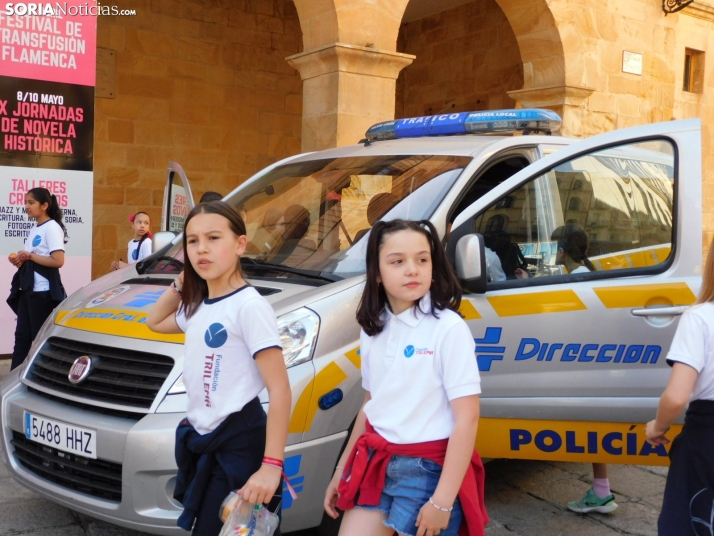 EN FOTOS | 350 ni&ntilde;os y ni&ntilde;as descubren los veh&iacute;culos de la Polic&iacute;a Local mientras 