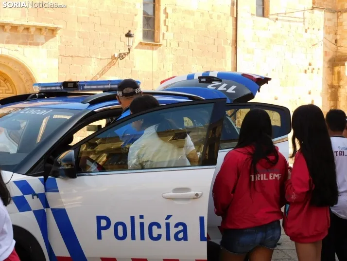 EN FOTOS | 350 ni&ntilde;os y ni&ntilde;as descubren los veh&iacute;culos de la Polic&iacute;a Local mientras 