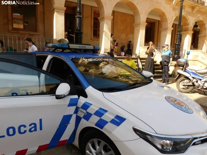 EN FOTOS | 350 ni&ntilde;os y ni&ntilde;as descubren los veh&iacute;culos de la Polic&iacute;a Local mientras 