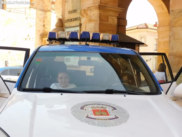 EN FOTOS | 350 ni&ntilde;os y ni&ntilde;as descubren los veh&iacute;culos de la Polic&iacute;a Local mientras 