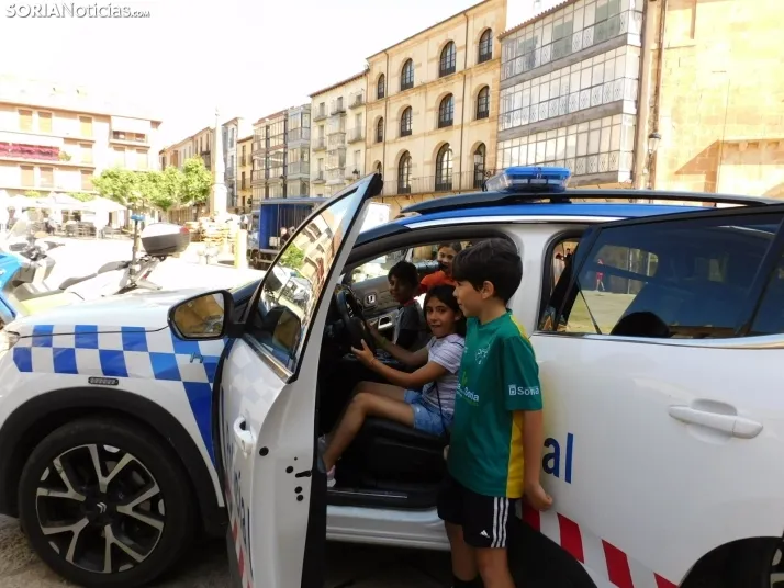 EN FOTOS | 350 ni&ntilde;os y ni&ntilde;as descubren los veh&iacute;culos de la Polic&iacute;a Local mientras 