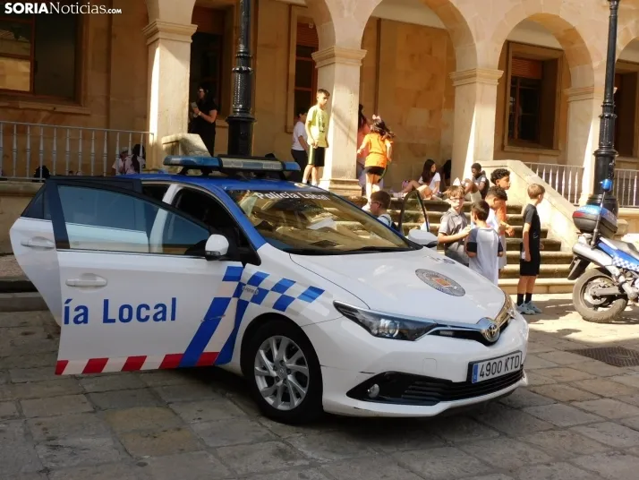 EN FOTOS | 350 ni&ntilde;os y ni&ntilde;as descubren los veh&iacute;culos de la Polic&iacute;a Local mientras 