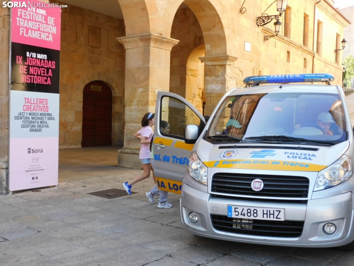 EN FOTOS | 350 ni&ntilde;os y ni&ntilde;as descubren los veh&iacute;culos de la Polic&iacute;a Local mientras 