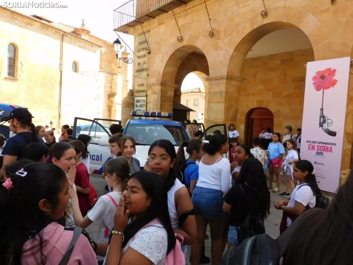 EN FOTOS | 350 ni&ntilde;os y ni&ntilde;as descubren los veh&iacute;culos de la Polic&iacute;a Local mientras 