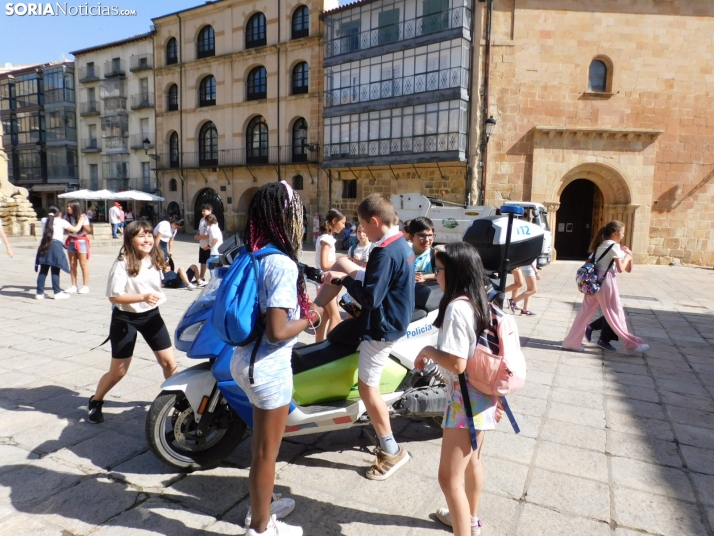 EN FOTOS | 350 ni&ntilde;os y ni&ntilde;as descubren los veh&iacute;culos de la Polic&iacute;a Local mientras 