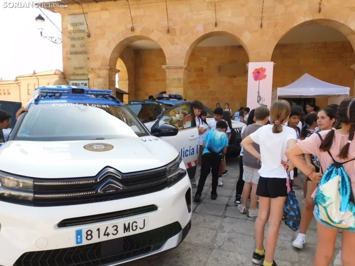 EN FOTOS | 350 ni&ntilde;os y ni&ntilde;as descubren los veh&iacute;culos de la Polic&iacute;a Local mientras 