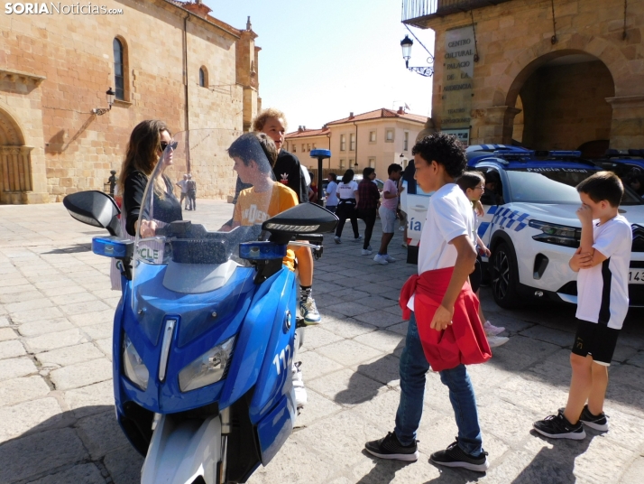 EN FOTOS | 350 ni&ntilde;os y ni&ntilde;as descubren los veh&iacute;culos de la Polic&iacute;a Local mientras 