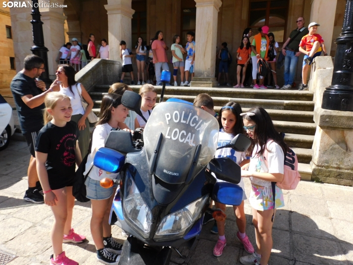 EN FOTOS | 350 ni&ntilde;os y ni&ntilde;as descubren los veh&iacute;culos de la Polic&iacute;a Local mientras 