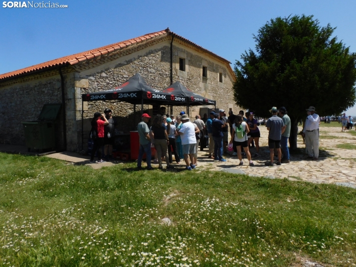 Fotos: Cientos de fieles acuden a la Romer&iacute;a de la Virgen de Inodejo