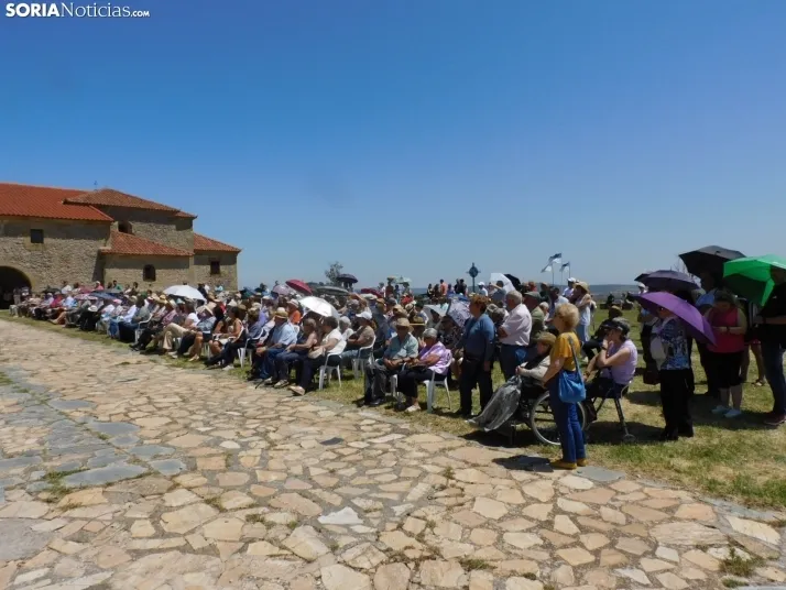 Fotos: Cientos de fieles acuden a la Romer&iacute;a de la Virgen de Inodejo
